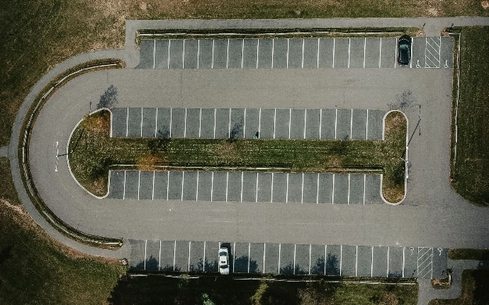 Luftaufnahme eines Parkplatzes