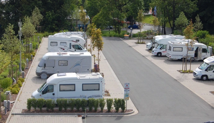 Kommunaler Stellplatz mit parkenden Wohnmobilen